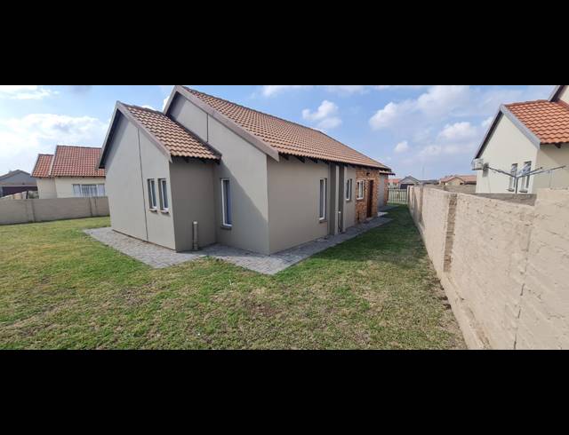 3 BEDROOM FULL FLOOR FOR SALE IN WATERKLOOF HILL ESTATE